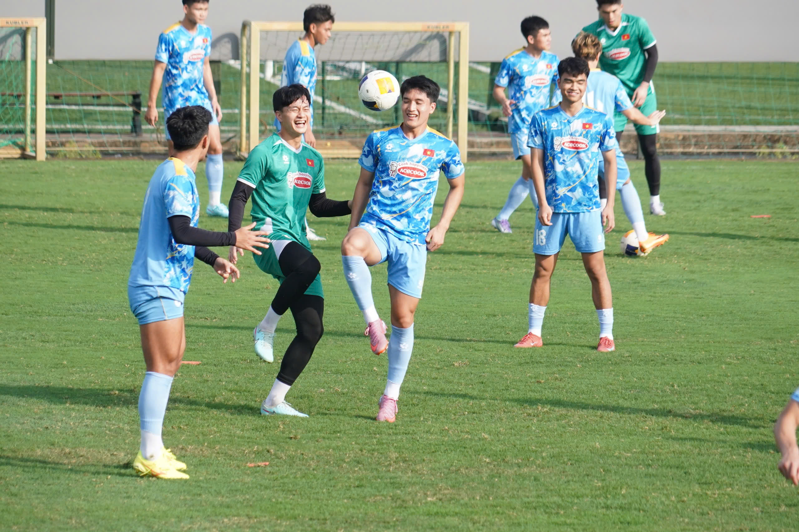 U23 Việt Nam gây bất ngờ khi bắt đầu tập luyện vào lúc 14h30 (Ảnh: Việt Anh)