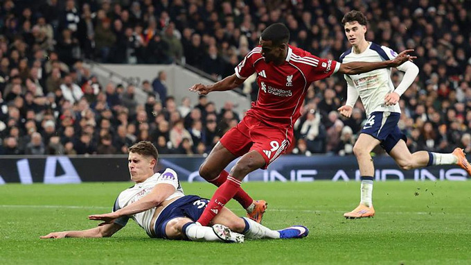 Pha va chạm dẫn đến chấn thương nặng của Isak