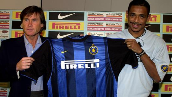 Vampeta khi kí hợp đồng với Inter