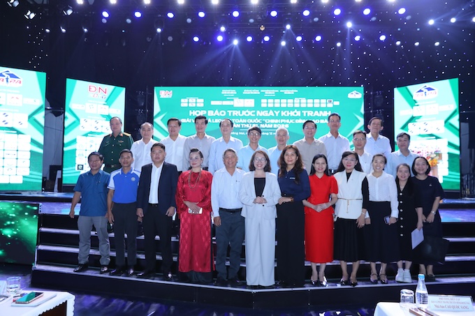 Các thành viên BTC và nhà tài trợ của giải. Ảnh: Nguyễn Tấn 