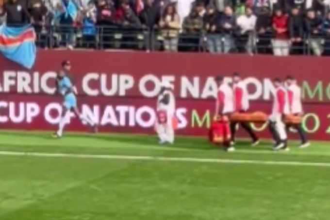 Moutoussamy đang nằm trên cáng bỗng bật dậy chạy xuống sân bình thường