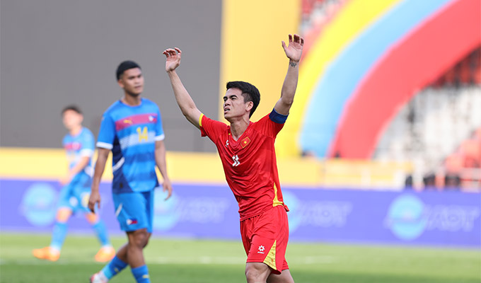 Khuất Văn Khang chuẩn bị đi vào lịch sử bóng đá Việt Nam - Ảnh: Đức Cường 