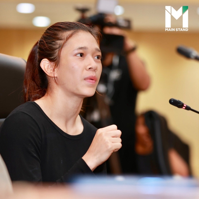 Mongkutpetch Petchprawfar phát biểu trước các quan chức tại trụ sở Ủy ban Olympic Thái Lan ở Bangkok 