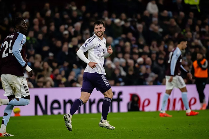 Việc kéo Mount về hàng tiền vệ, lấp vào vị trí của Bruno là hợp lý nhất