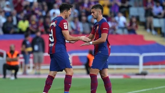 Ferran Torres (phải) chỉ là giải pháp tạm thời thay Robert Lewandowski