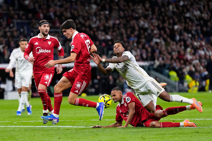 Real Madrid (áo trắng) tuy thắng Sevilla 2-0 nhưng đã gặp rất nhiều khó khăn