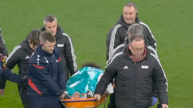 Richards phải rời sân bằng cáng