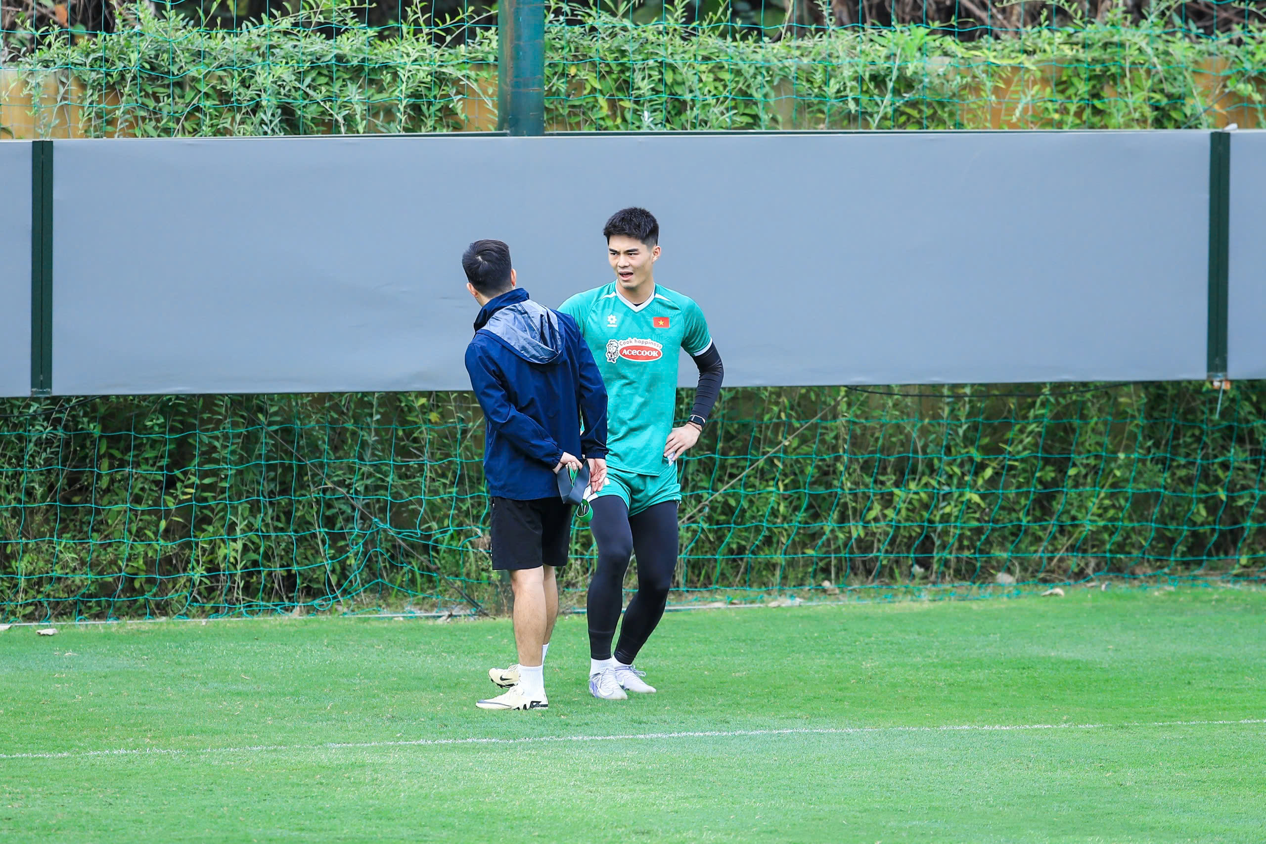 Thủ môn Trần Trung Kiên phải tập riêng vì bị đau cơ. Ảnh: Đức Cường
