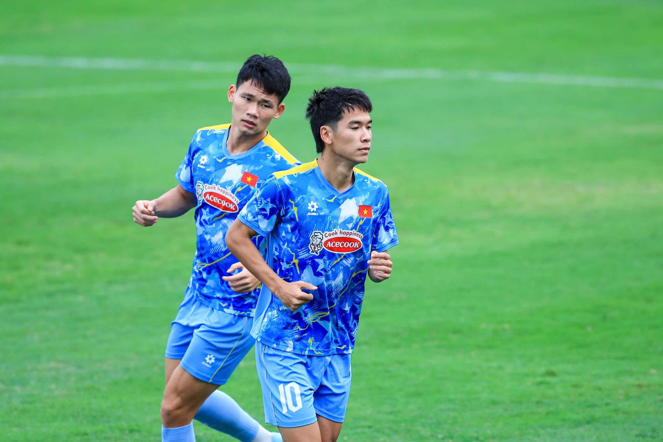 Tiền đạo Lê Văn Thuận (số 10) cho biết toàn đội đang có tinh thần thoải mái trước ngày sang Qatar. Ảnh: Đức Cường