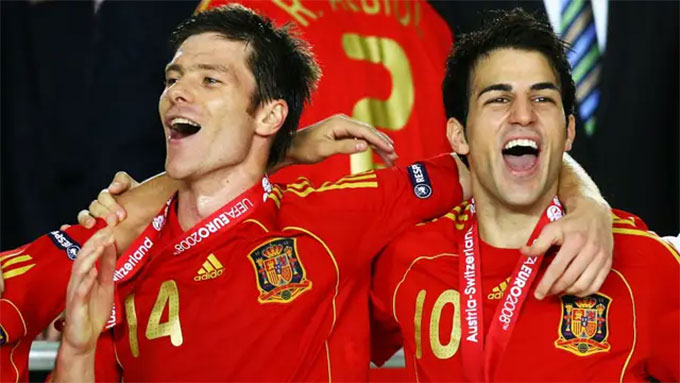 Fabregas và Alonso từng là đồng đội của nhau ở ĐT Tây Ban Nha