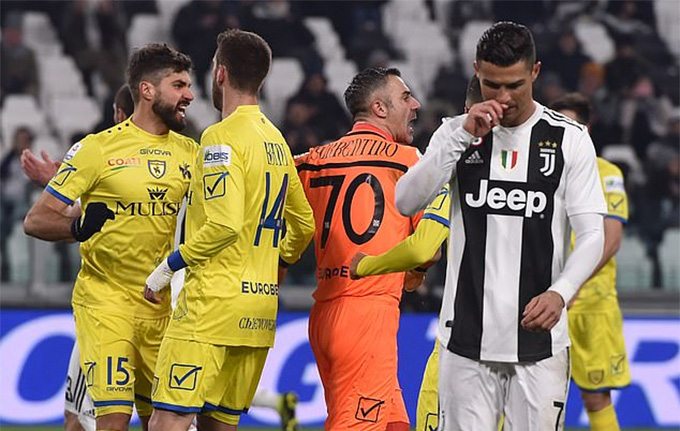 Ronaldo thất bại trên chấm 11m trước thủ thành Sorrentino