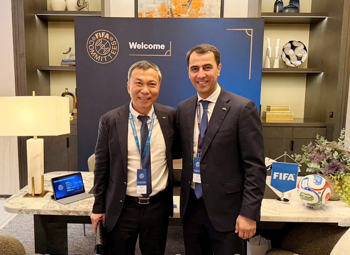 Chủ tịch VFF Trần Quốc Tuấn (trái) và Phó Chủ tịch thường trực LĐBĐ Uzbekistan