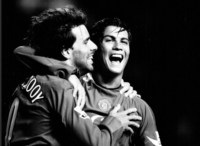 Một trong những tấm ảnh chụp Van Nistelrooy ăn mừng cùng Ronaldo của Haroun