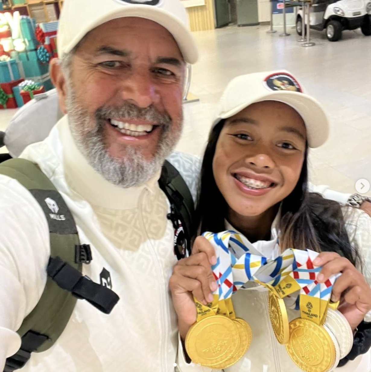 Martina Ayu Pratiwi (phải) nhận nhiều tiền thưởng từ SEA Games 33