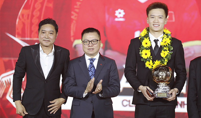 Hoàng Đức lần thứ 3 giành Quả bóng Vàng Việt Nam - Ảnh: Anh Khoa 