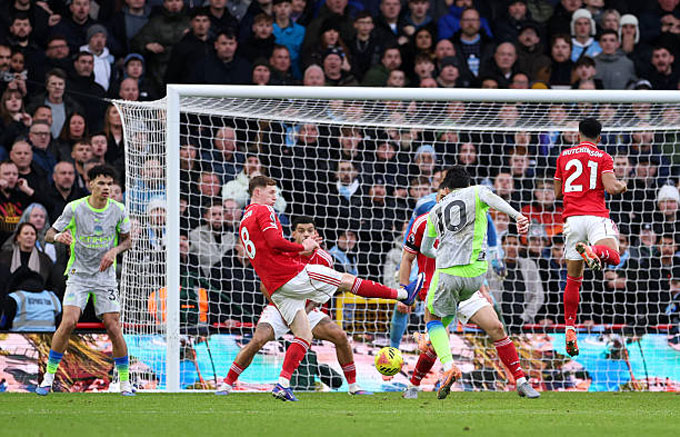 Cherki ghi bàn ấn định tỷ số 2-1 ở phút 83