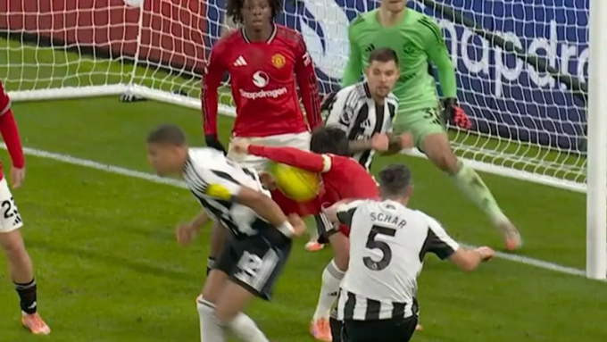 Bóng chạm vào tay Lisandro trong vòng cấm sau cú dứt điểm của Schar