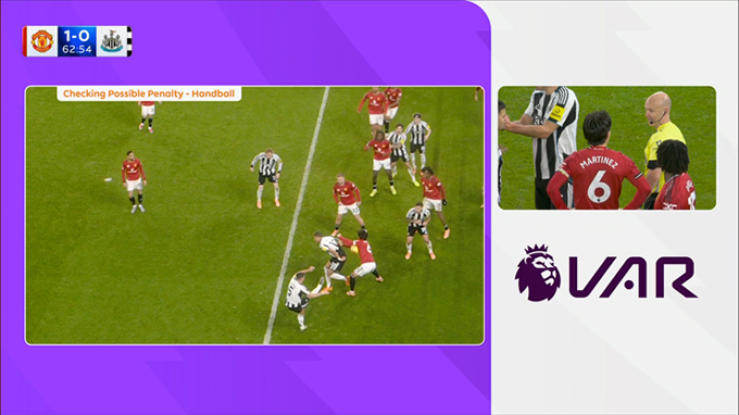 VAR xác định không có penalty do Lisandro đang trong tình huống tranh chấp với Thiaw