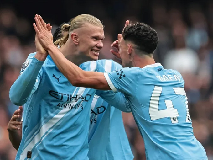 ... khóa chặt được Haaland cùng đồng đội