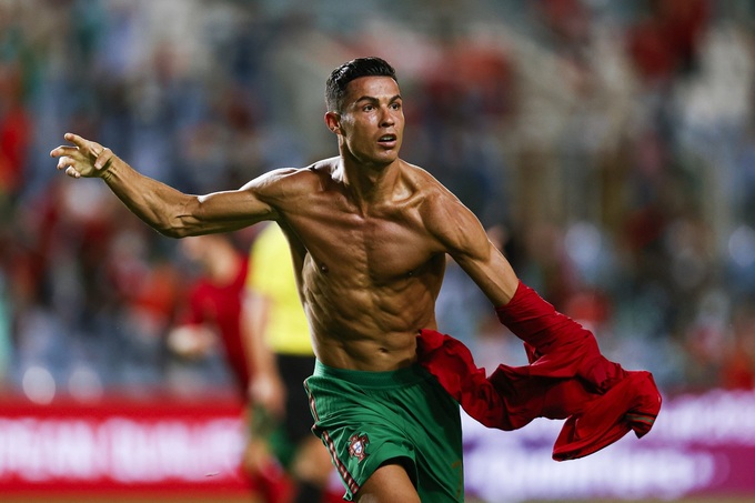 Cristiano Ronaldo từng chấp nhận "ăn" thẻ vàng để được cởi áo