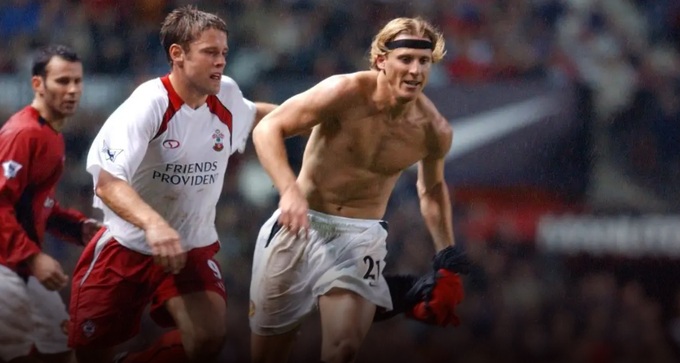 Forland cởi áo ăn mừng sau khi ghi bàn vào lưới của Southampton giúp MU thắng 2-1