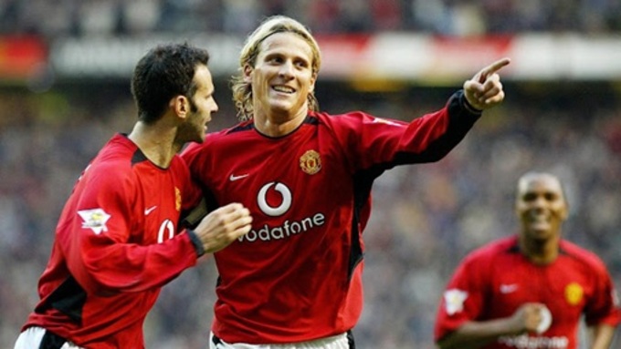 Những pha ăn mừng sau đó của Forlan ở MU đương nhiên không có cảnh "bán nuy"