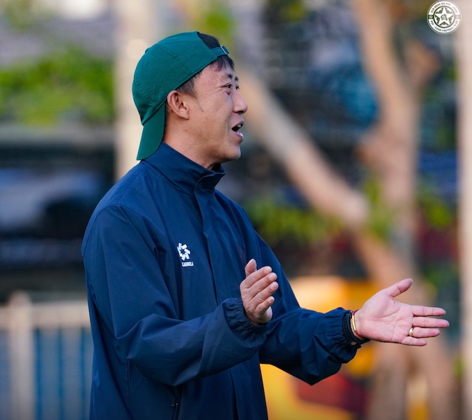 HLV Nguyễn Thành Công chỉ đạo trong một trận giao hữu của PVF-CAND. Ảnh: FBNV