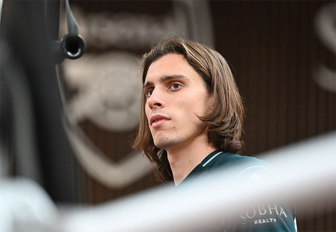 Calafiori rút lui khỏi đội hình vào phút chót do bị đau trong lúc khởi động