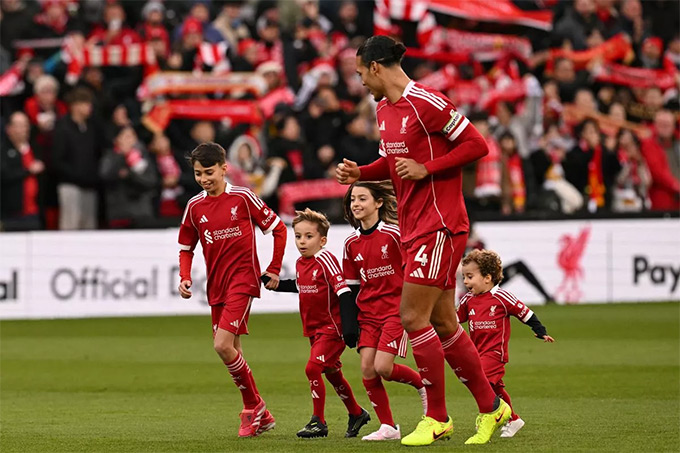 Van Dijk cùng 2 con trai của Diogo Jota sánh bước trên sân Anfield