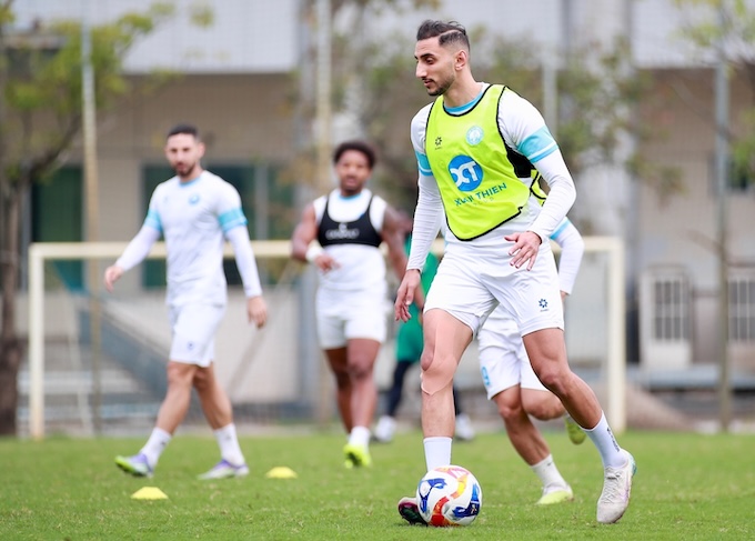 Các cầu thủ Nam Định trong một buổi tập. Ảnh: Quang Đương 