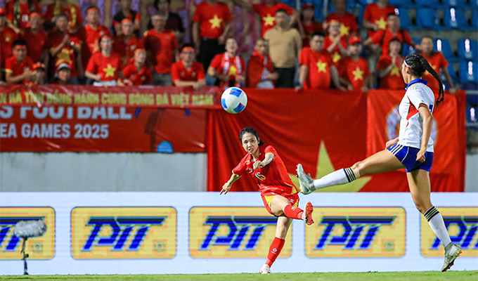 Trần Thị Duyên khi tả xung hữu đột trên sân cỏ - Ảnh: Đức Cường 