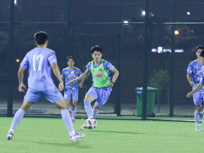 Đình Bắc và các đồng đội trong một buổi tập. Ảnh: VFF