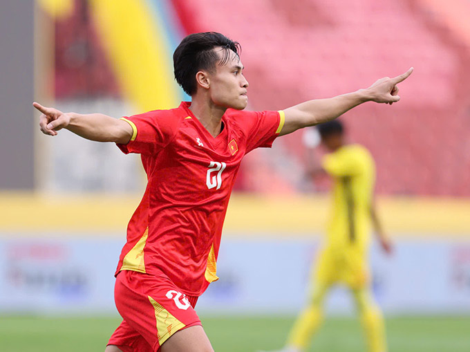 Tương tự, Minh Phúc cũng gây ấn tượng mạnh trong màu áo U23 Việt Nam