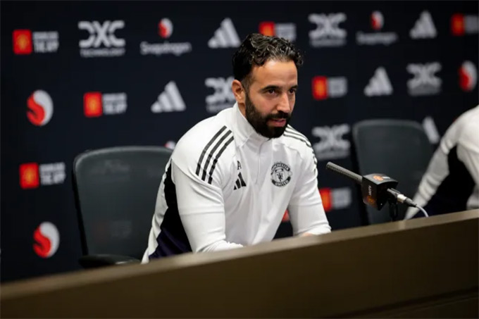 HLV Amorim khẳng định Bruno Fernandes chưa thể ra sân