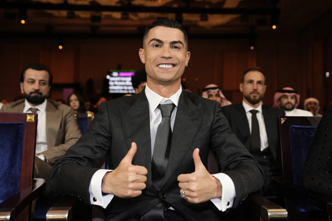 Ronaldo úp mở khả năng trở lại châu Âu thi đấu