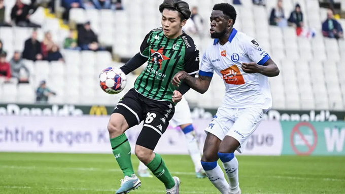 Ueda (áo xanh) thời còn khoác áo Cercle Brugge