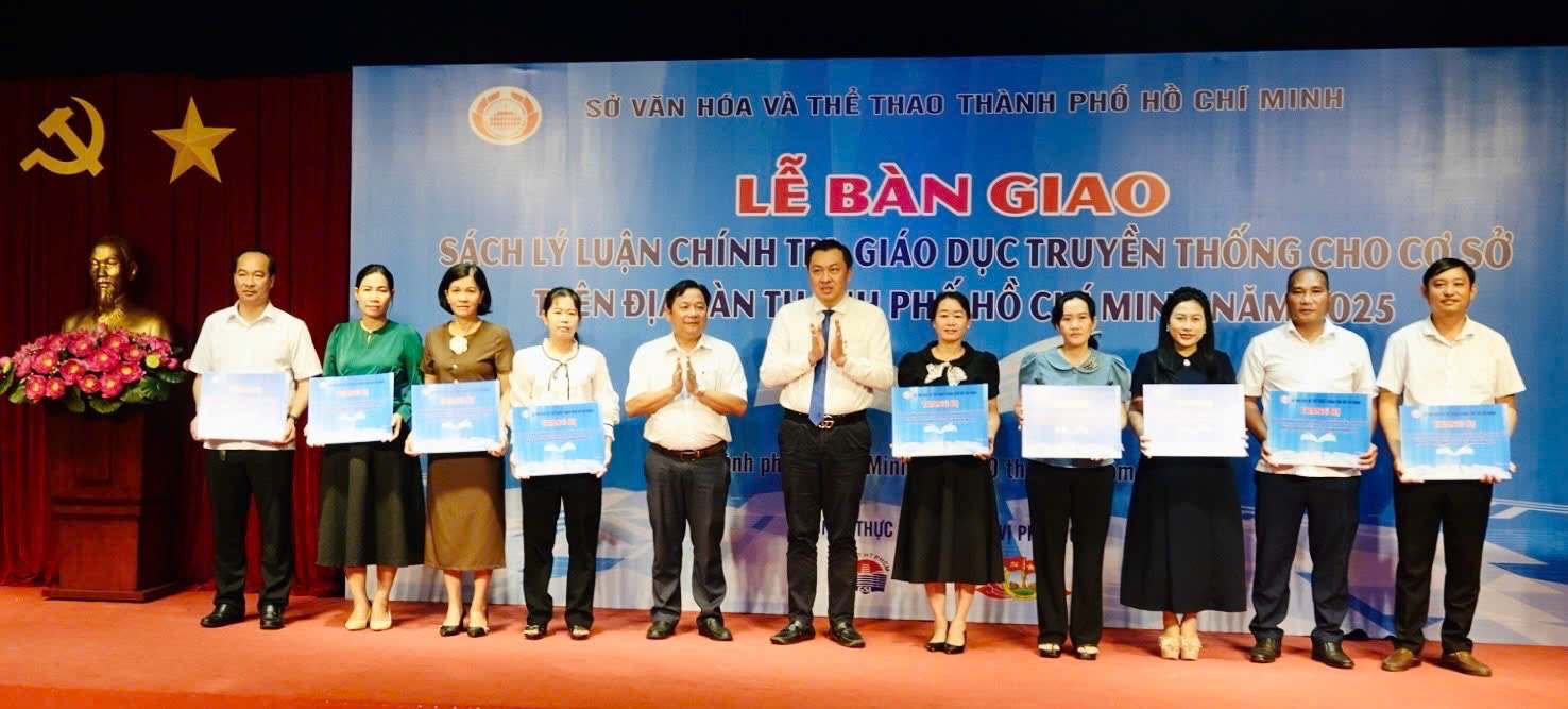 Ông Cao Văn Chóng, Phó bí thư Đảng uỷ, Phó Giám đốc Sở Văn hóa và Thể thao TP Hồ Chí Minh và ông Huỳnh Văn Thọ, Phó Bí thư Thường trực Đảng ủy xã Bắc Tân Uyên trao tặng sách cho các cơ sở trên địa bàn