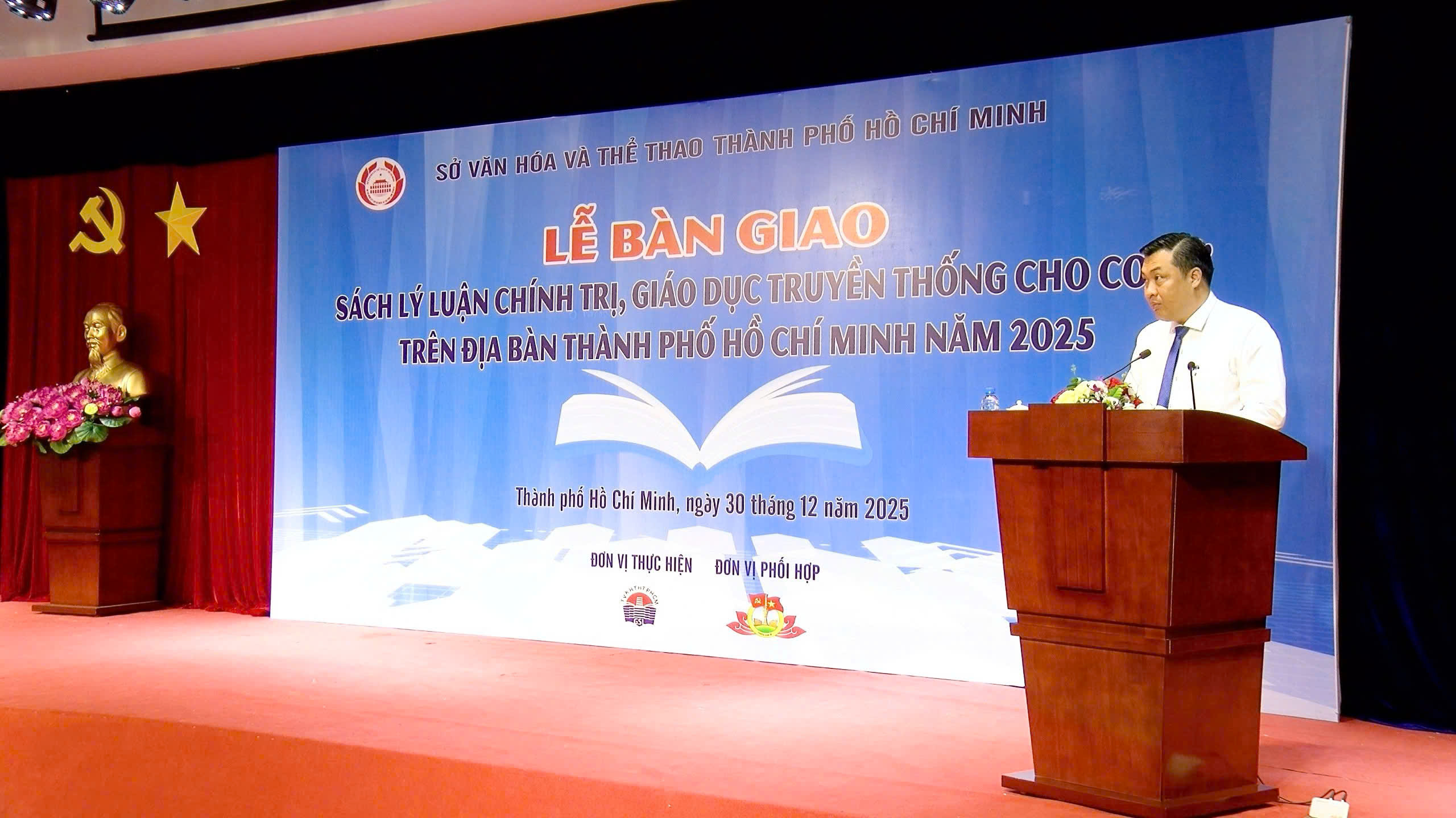 Ông Cao Văn Chóng phát biểu tại buổi Lễ bàn giao sách cho các địa phương