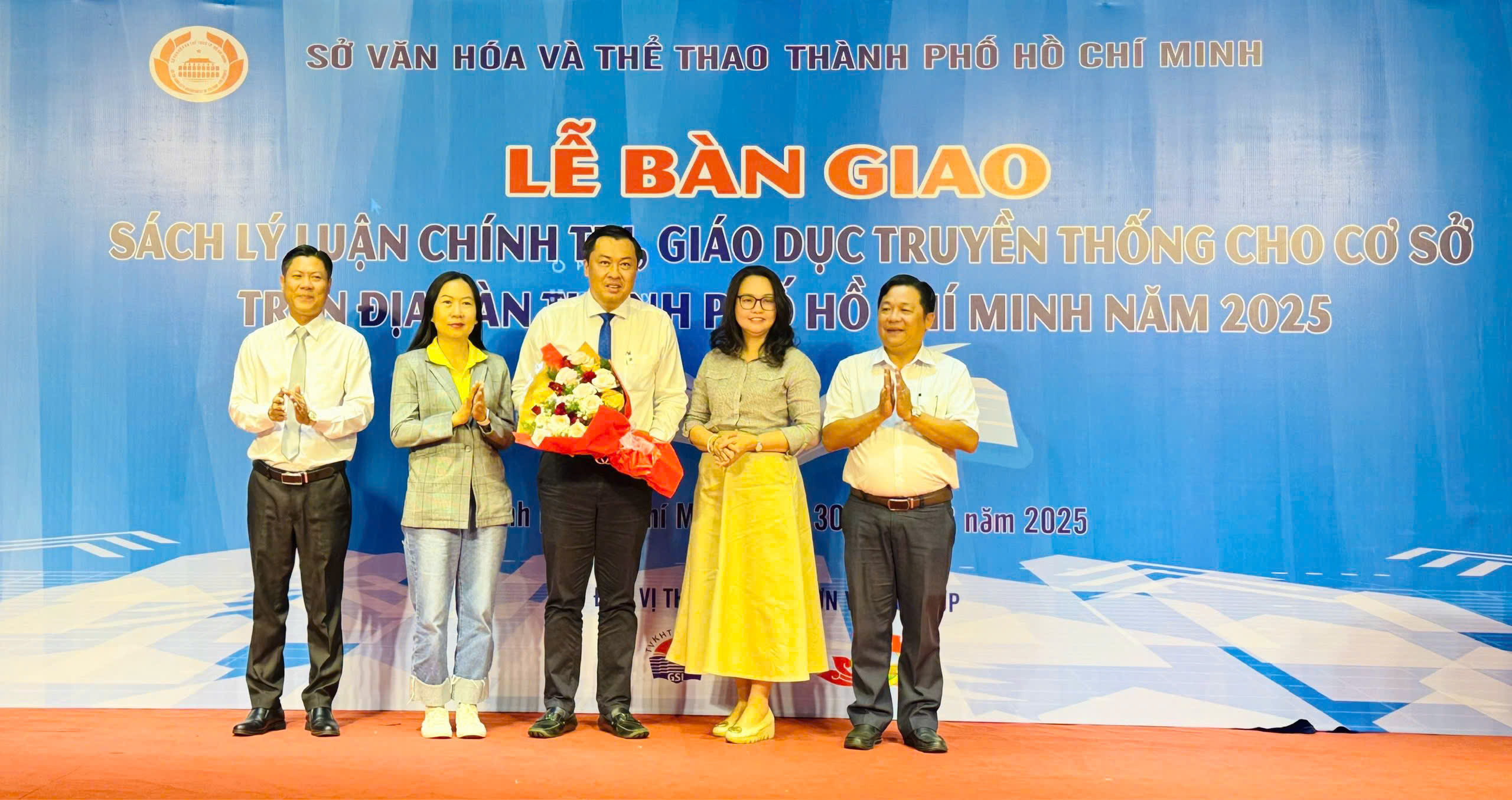 Đại diện lãnh đạo các cơ sở tặng hoa cảm ơn Sở Văn hóa và Thể thao Thành phố