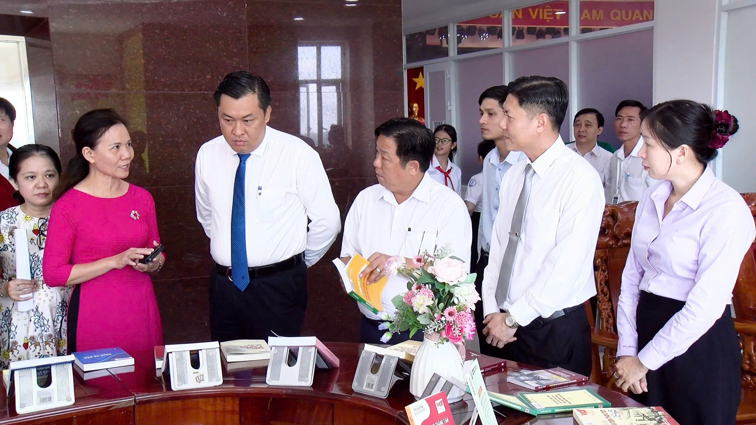 Lãnh đạo các sở ban ngành của TP Hồ Chí Minh cùng lãnh đạo địa phương nghe giới thiệu các ấn phẩm được tuyển lựa có chất lượng, có giá trị cả về lý luận và thực tiễn trong tủ sách bảo vệ nền tảng tư tưởng của Đảng cho các địa phương