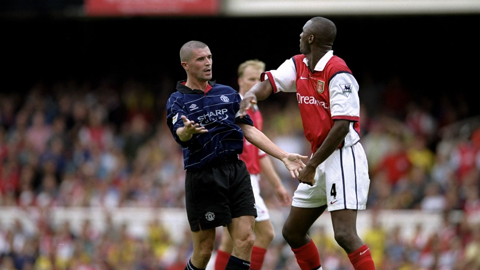 Hình ảnh kinh điển của ác nhân số 3 Patrick Vieira  và ác nhân số 2 Roy Keane 