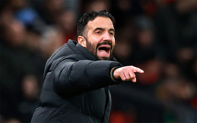 Ruben Amorim thừa nhận ông sẽ không thể trụ lại MU nếu thay đổi sơ đồ chiến thuật quá sớm