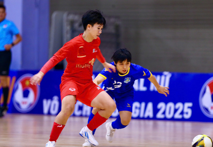 Tuyết Dung trên sàn đáu futsal