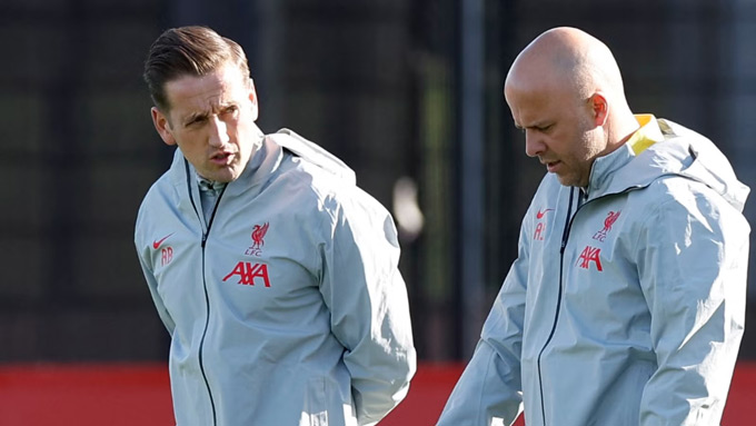 Liverpool chia tay Briggs (trái)
