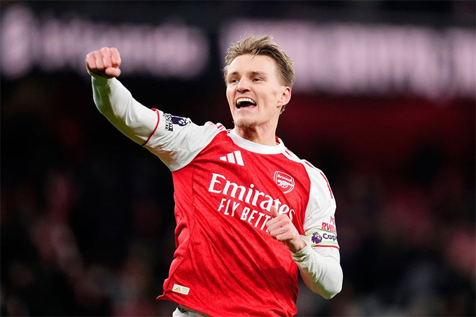 "Nhạc trưởng" của Arsenal, Odegaard đã trở lại, giúp đội nhà hủy diệt Aston Villa 4-1