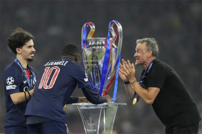 Vitinha, Dembele cùng HLV Enrique sau khi PSG giành chức vô địch Champions League