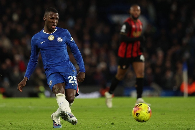 Moises Caicedo (trái) có vai trò tối quan trọng trong lối chơi của Chelsea