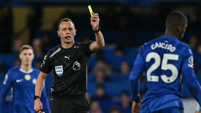 Tấm thẻ vàng ngay ở phút thứ 4 khiến Caicedo rất nhát bóng