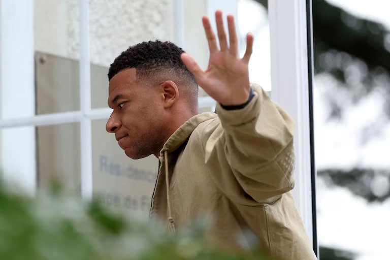 Mbappe gặp rắc rối vì đưa tiền cho cảnh sát