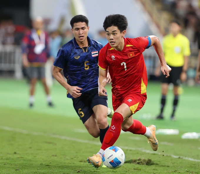 Đình Bắc đi bóng trước U22 Thái Lan. Ảnh: Đức Cường 